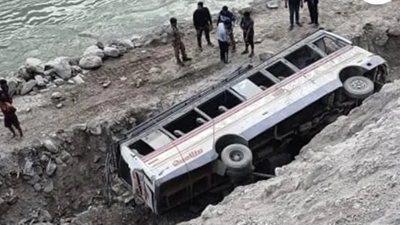 নিয়ন্ত্রণ হারিয়ে তিস্তায় পড়ল বাস, প্রাণ গেল চারজনের